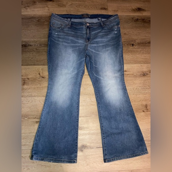 Torrid Luxe Slim Bootcut Jeans Super
Stretch Light Wash Size - Picture 2 of 14